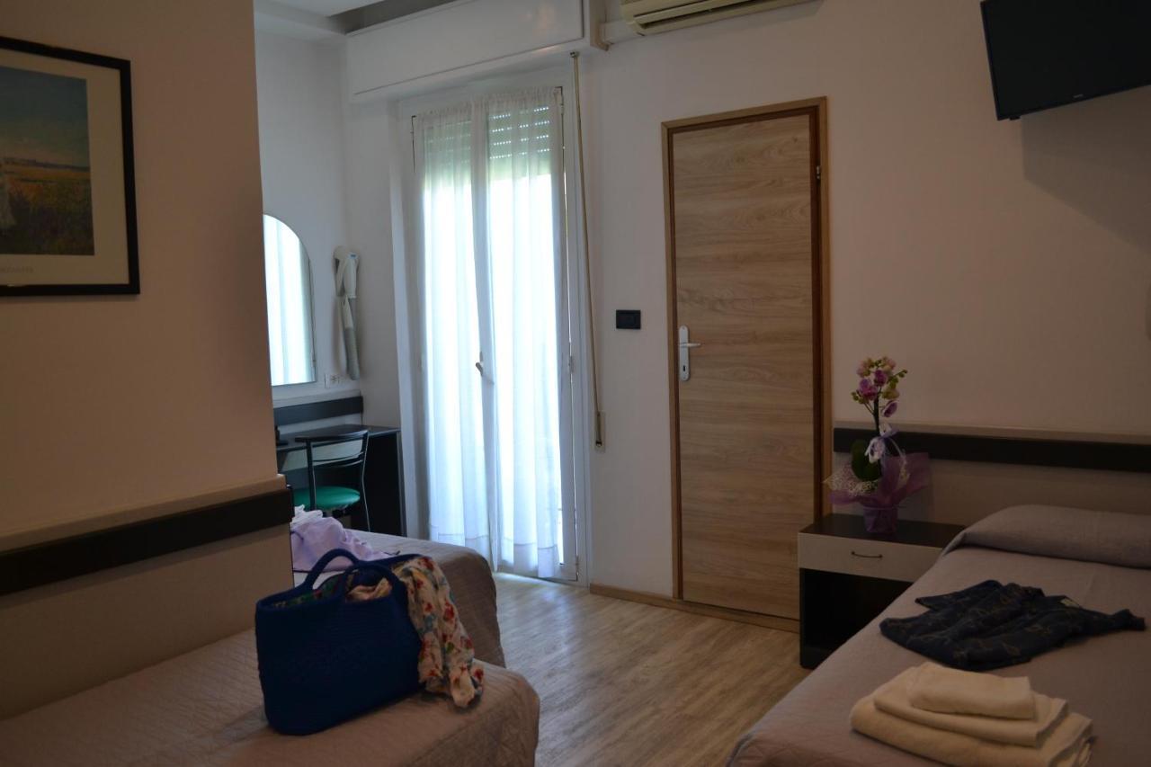 Hotel Tre Stelle Римини Экстерьер фото