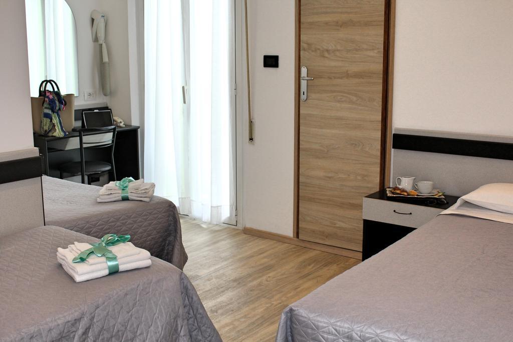 Hotel Tre Stelle Римини Экстерьер фото
